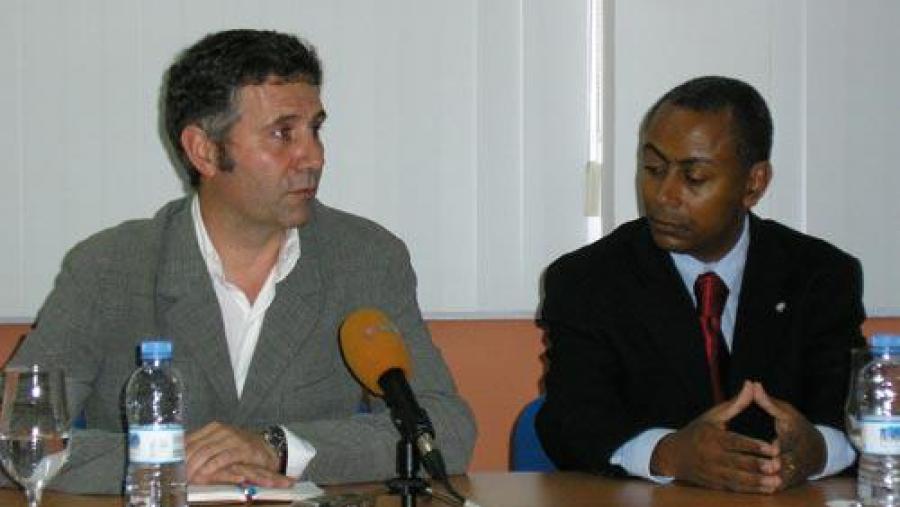 O acordo asinárono o reitor da Universidade pública de Cabo Verde, Antonio Correia e Silva, e o vicerreitor de Relacións Institucionais da USC, Lourenzo Fernández Prieto