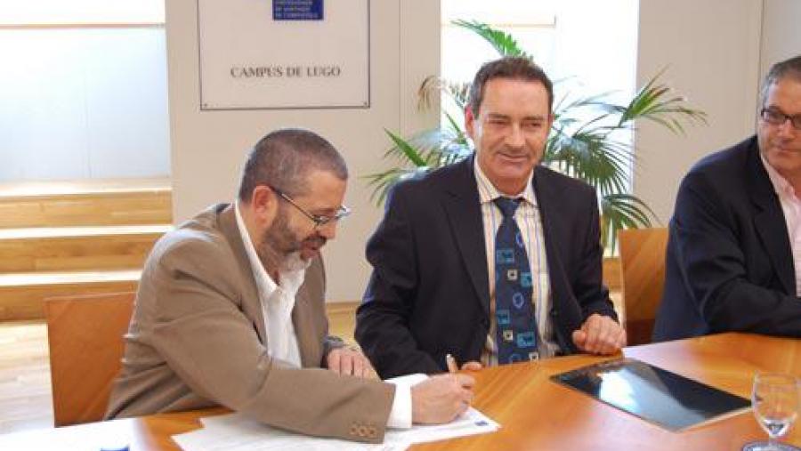 O vicerreitor de Infraestruturas e o director do Grupo Vilares firmaron o convenio de colaboración entre as dúas entidades para a celeración desta acción formativa