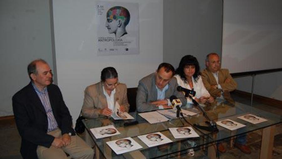 A vicerreitora adxunta Celia Besteiro participou na presentación deste curso, no que colabora a USC