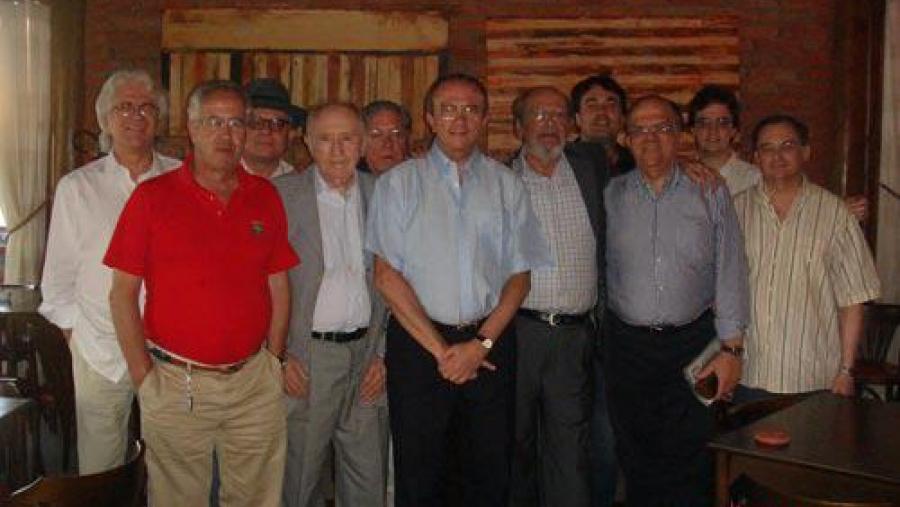 Un grupo de intelectuais e políticos de Brasil ofrecéronlle a Enrique Gómez-Reino (segundo póla esquerda) un xantar en Fortaleza-Ceara. No grupo están o maxistrado do Tribunal Supremo, Nunes Maia...