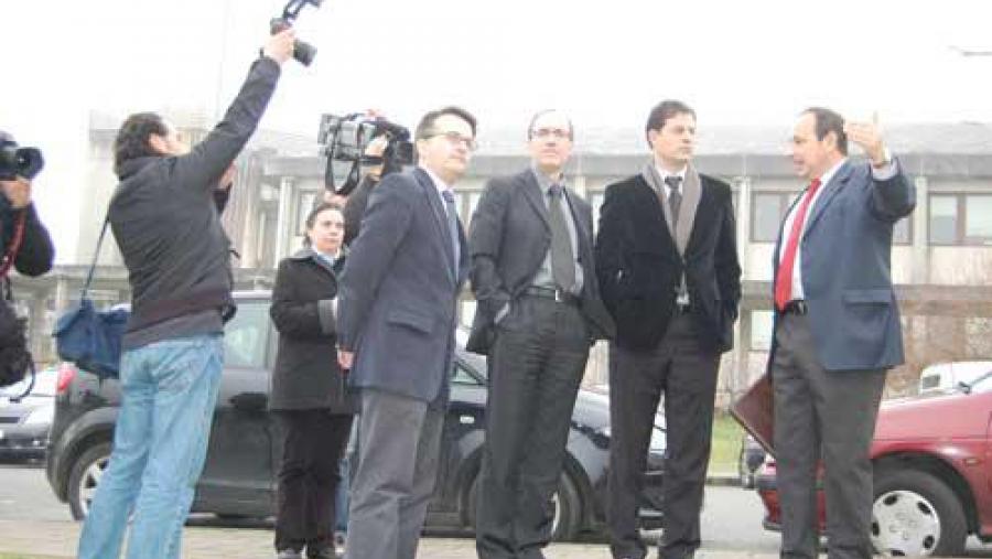 De esquerda a dereita, Javier Bueno, Senén Barro, José Ramón Gómez Besteiro e Carlos Herrero, visitan os terreos onde se construirá a nova escola