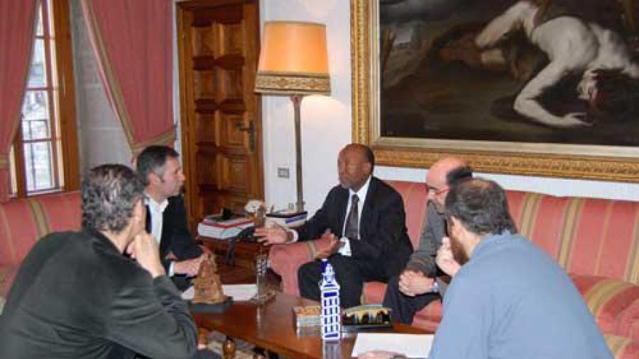 No centro da foto, o vicerreitor Lourenzo Fernández e o ministro Nangolo Mbumba