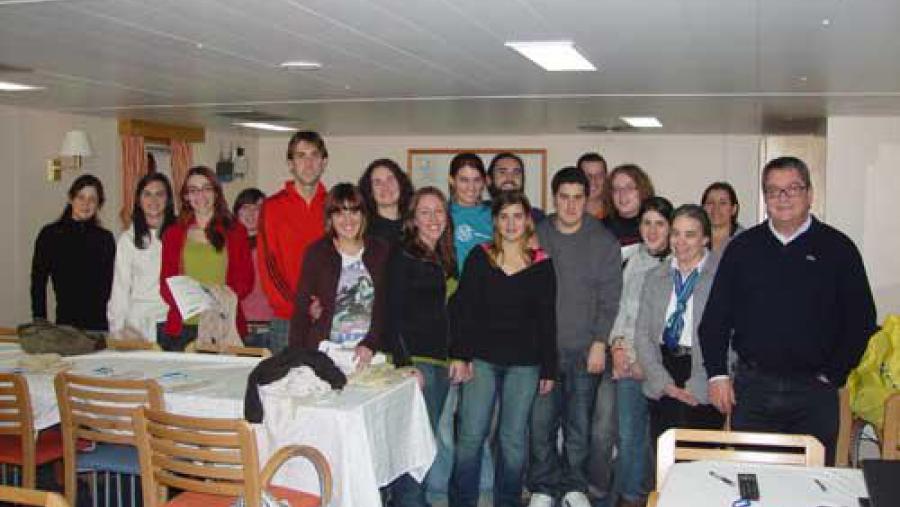 Os alumnos da 4ª campaña de ForSaGal estiveron acompañados o día da súa partida por Celia Besteiro e Victoriano Urgorri (á dereita da imaxe)