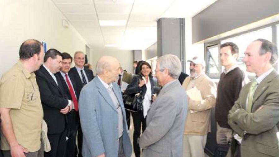 O homenaxeado recibiu múltiples mostras de agarimo dos seus compañeiros no centro