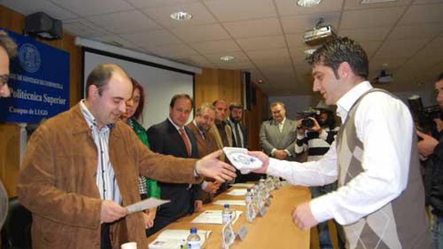 Iván Raposo recibe o premio da man do presidente de AGAMAC, Marcos Vázquez