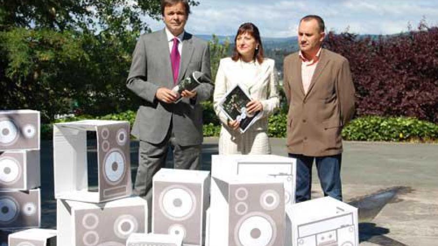 Elvira Fidalgo, xunto a Sinesio Pérez (esquerda) e Antón Bao, na presentación do ciclo Entre lusco e fusco