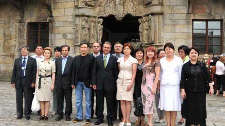 Foto de familia dos asistentes ao seminario de calidade dirixido a representantes de universidades de Tayikistán, Kazajistán e Kirguistán