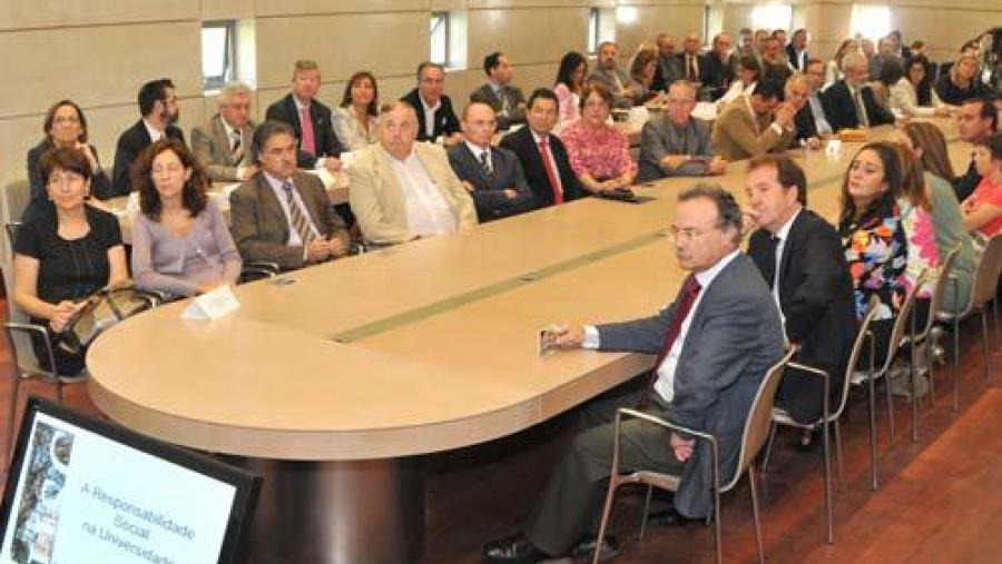A Sala de Debates do Centro de Estudos Avanzados volveuse pequena ante a asistencia de público rexistrada