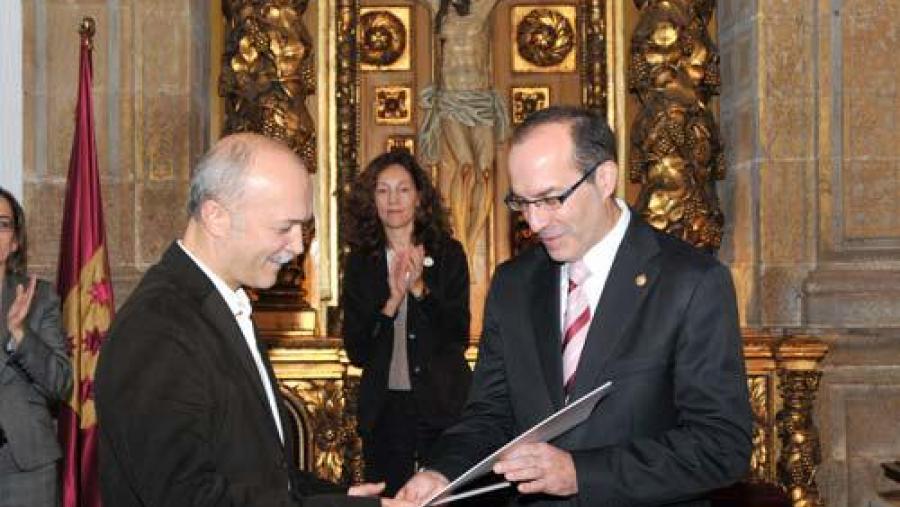 O profesor Urbano Fra (á esquerda) recibiu o premio premio de mans de Senén Barro