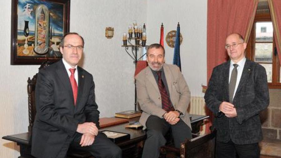 O acordo presentárono os tres reitores no Colexio de San Xomer en Compostela