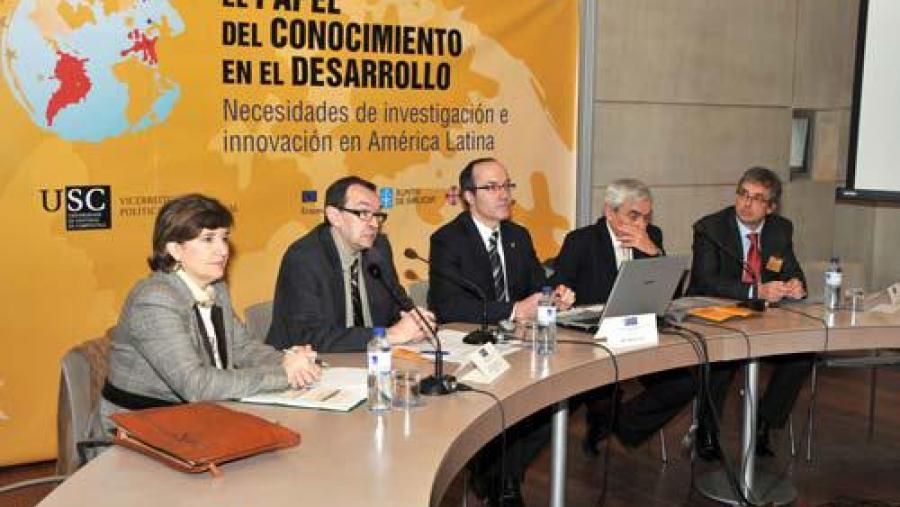 O reitor, no centro, presidiu a sesión inaugural da xornada