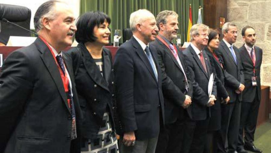 O vicerreitor José M. Mayán (cuarto pola dereita) presidiu o acto inaugural acompañado de profesorado de Odontoloxía e integrantes do comité organizador
