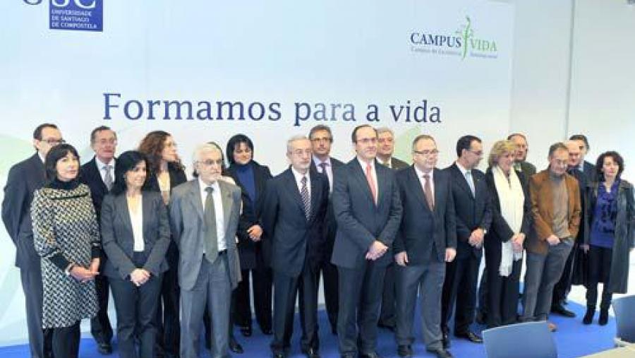 Foto de grupo dos participantes no acto de constitución da Agrupación Estratéxica de Campus Vida, de esquerda á dereita, José Díez de Castro, Carmen Trasar (diante),  Manuel Puga Pereira, Amparo...