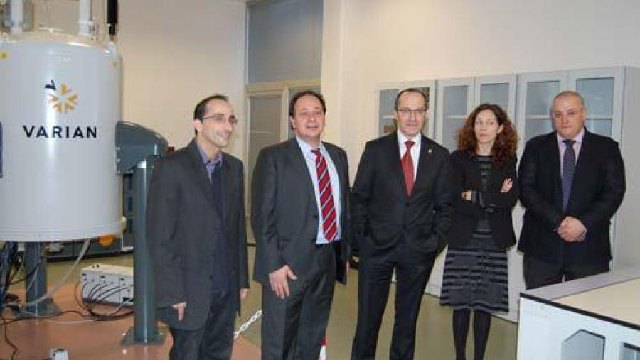 De esquerda a dereita, Manuel Martín, Carlos Herrero, Senén Barro, Sonia Martínez e Jesús Casabiell xunto ao novo espectómetro da Unidade de Resonancia Magnética do Campus de Lugo