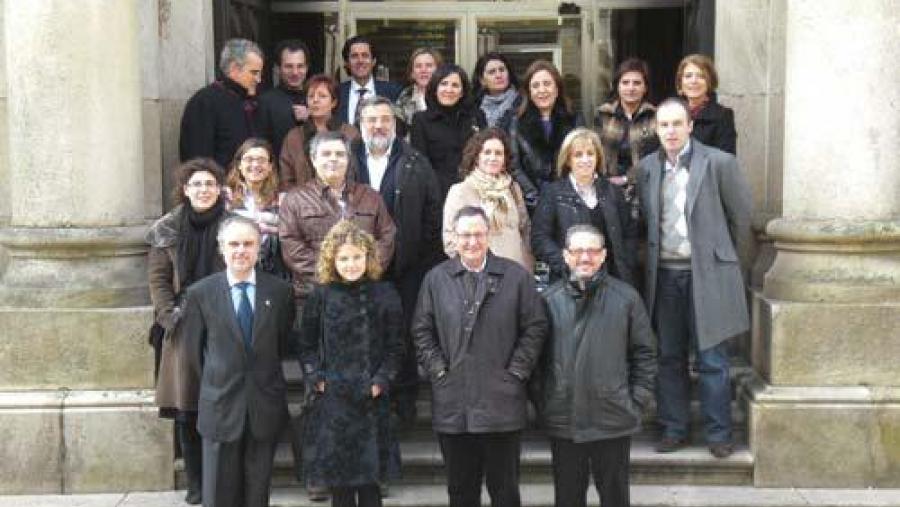 Os asistentes ao curso sobre a determinación de HER2 no cancro gástrico diante da Facultade de Medicina