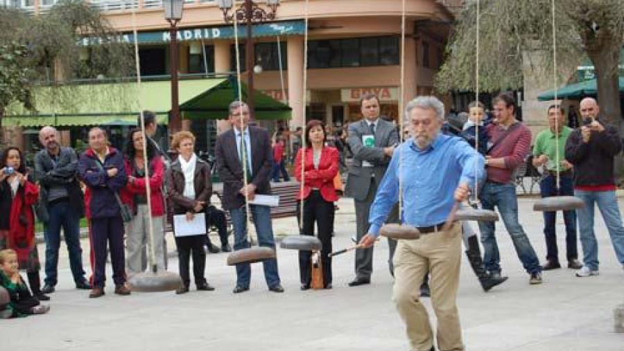 Momento da intervención musical de Llorenç Barber na Praza Maior de Lugo