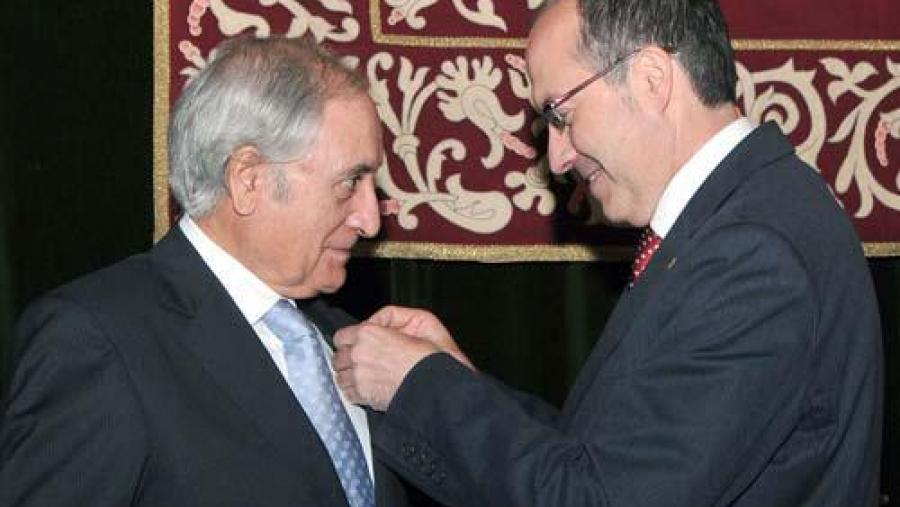 O reitor Senén Barro impúxolle a Insignia ao profesor Tojo