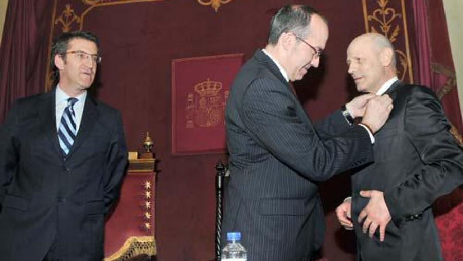 O reitor Senén Barro impúxolle a Insignia a Lamazares en presenza do presidente da Xunta, Alberto Núñez Feijóo