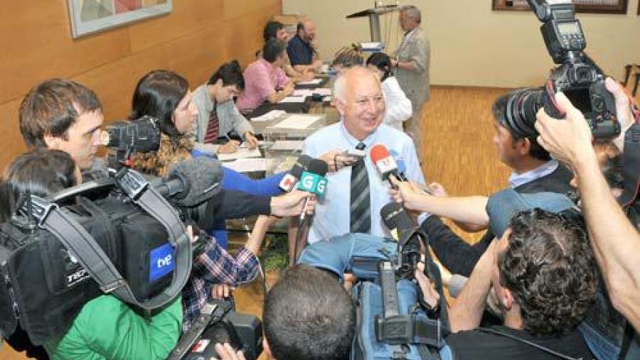 Juan Casares atendeou aos medios logo de depositar a súa papeleta na votación deste luns 24