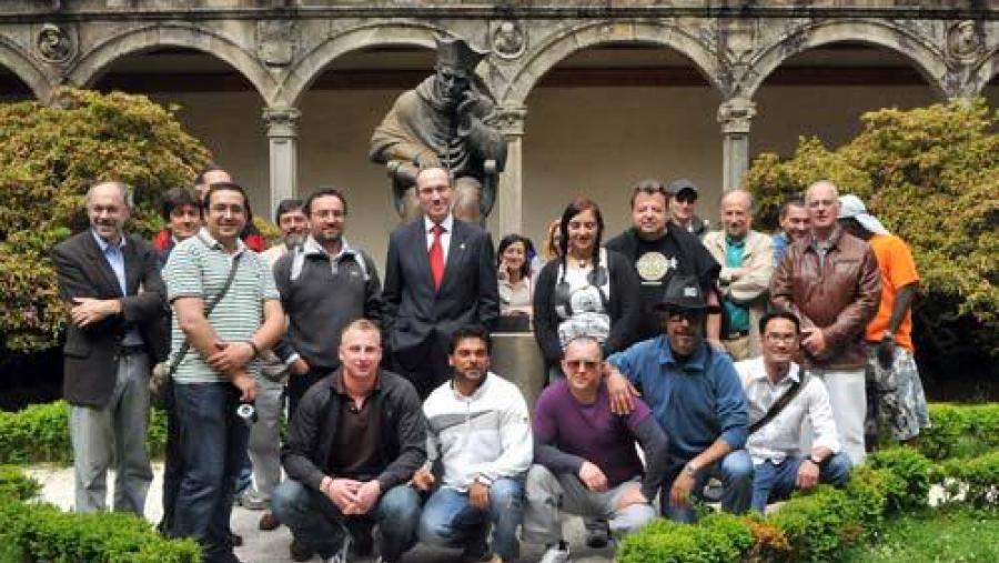 O reitor, Senén Barro, no centro, recibe en Fonseca a un grupo de internos do Centro Penal de Monterroso, ao remate da súa peregrinación dende O Cebreiro ata Santiago, acompañados polo director do...