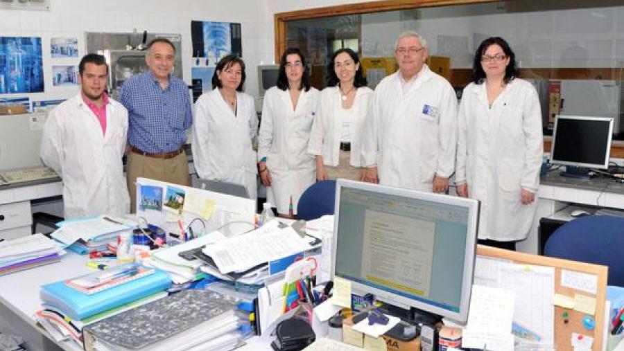 A profesora Mariana Landín, terceira pola esquerda, con parte do seu equipo de investigación