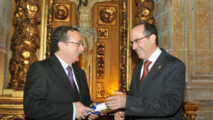 Manuel Puga recibiu a Insignia de Ouro de mans do reitor compostelán Manuel Puga recibiu a Insignia de Ouro de mans do reitor compostelán
