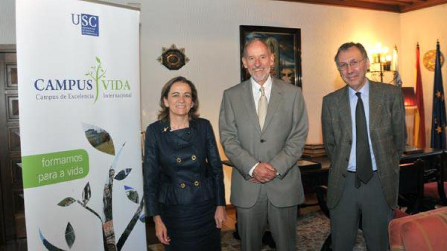 Patrick Couvreur, no centro, acompañado de María José Alonso e de Francisco González