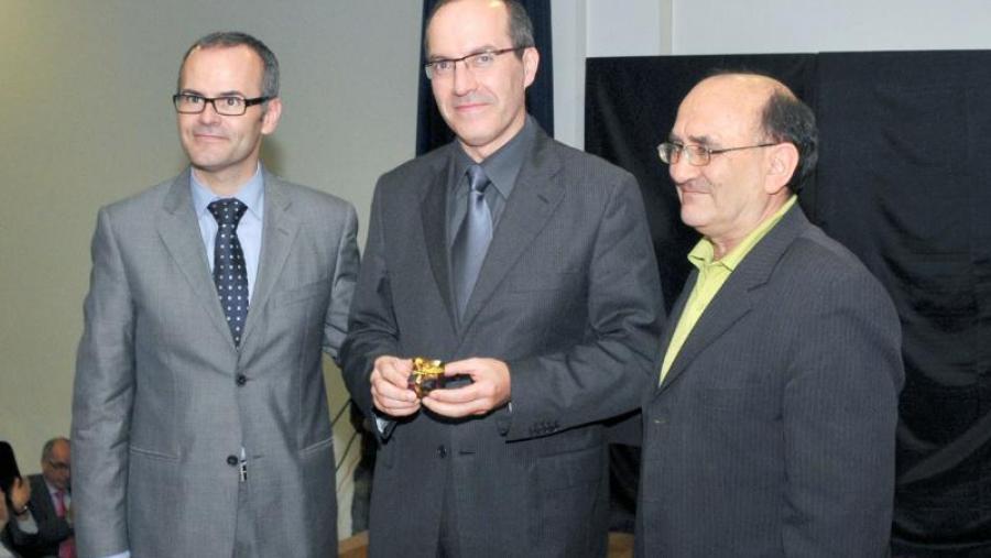 Senén Barro coa insignia, entre Jesús Vázquez e Ubaldo Rueda