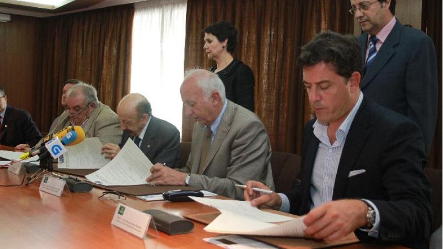 O convenio asinouse na sede de Caixa Rural en Lugo