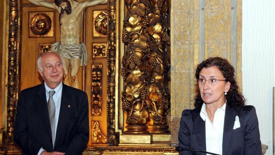 A nova directora de Óptica pronuncia o seu discurso diante do reitor Casares