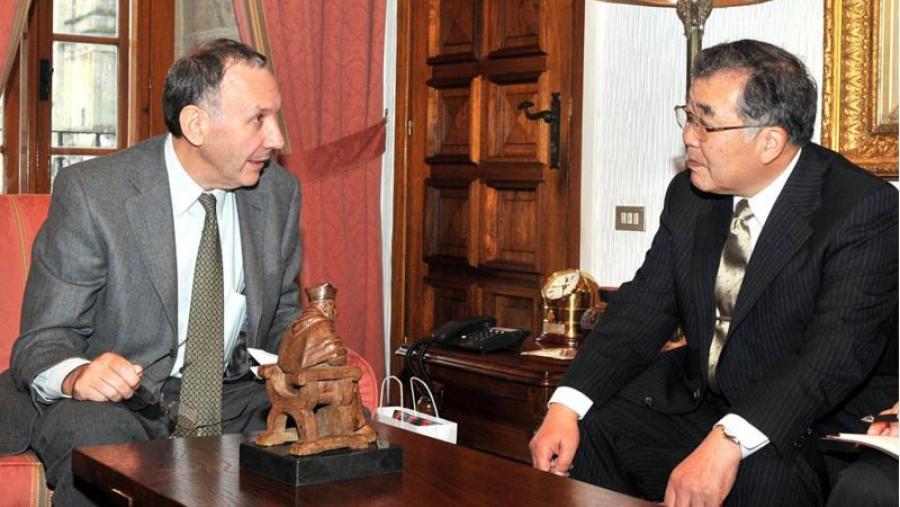 O vicerreitor Francisco González dialoga con Mashiko Iburi