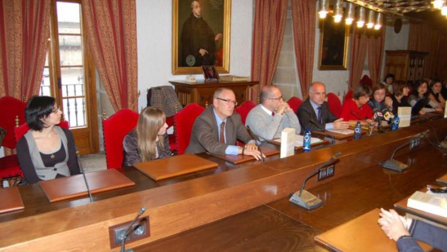 As sete autoras do libro Todo valle-Inclán co vicerreitor de Cultura, o vicepresidente da Deputación e o director do servizo de Publicacións da USC