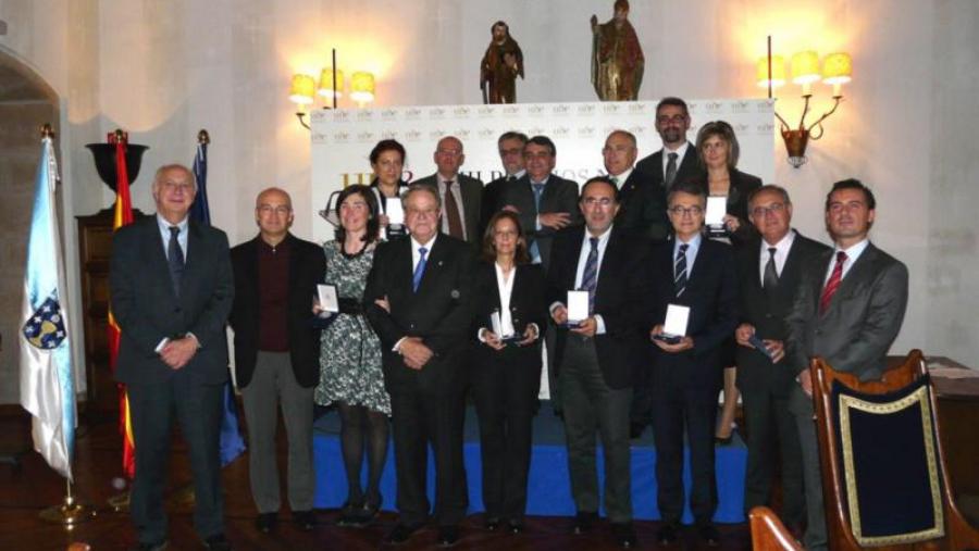 Foto de grupo dos premiados, co reitor Juan Casares á esquerda