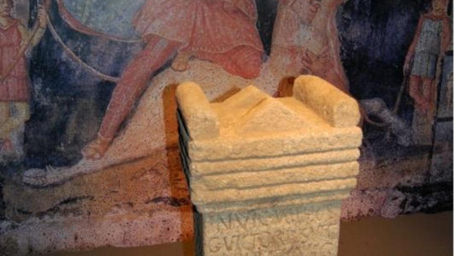 Ara de Mitra, atopada no templo da Domus