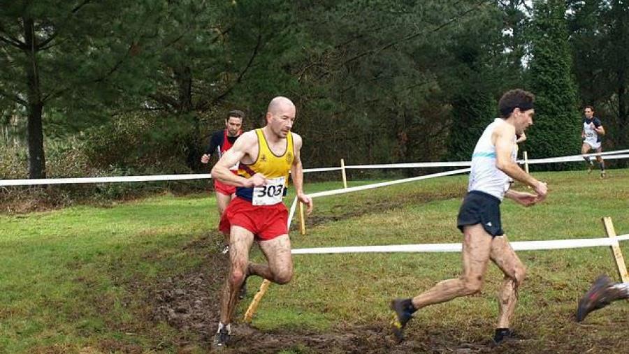 O atleta veterán da USC Manuel Vigo Otero nunha carreira recente