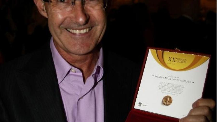 O profesor Carrecedo recolleu a medalla conmemorativa nun acto celebrado no Casino de Madrid