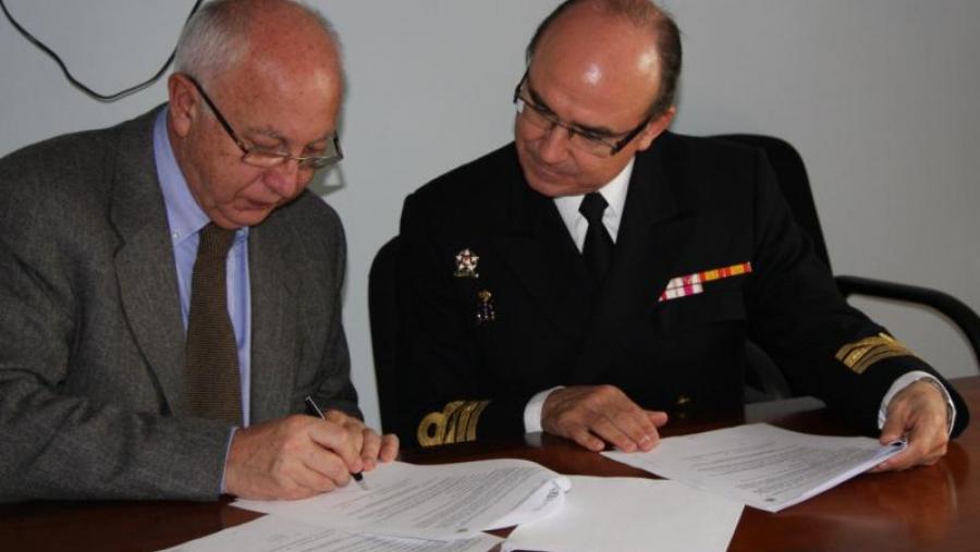 O reitor asinou o acordo de cesión da Casa do Hórreo en presenza do capitán de navío José Abad