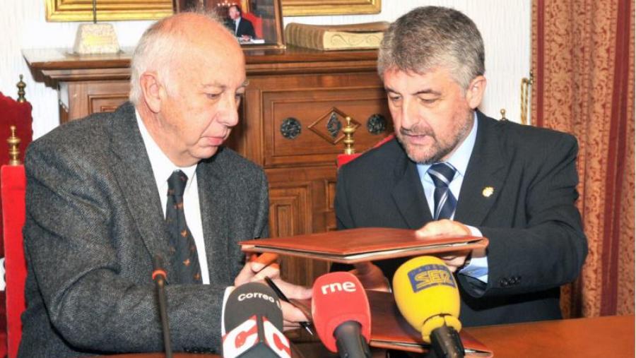 Asinaron o acordo en San Xerome o reitor Juan Casares e o presidente da FEGAMP Carlos Fernández