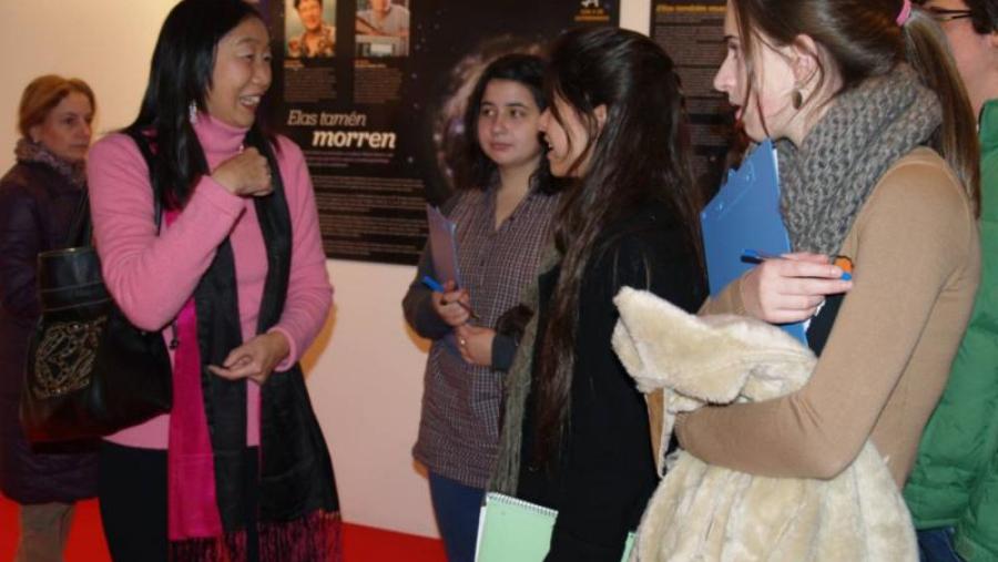 Josefina Ling, comisaria da exposición, respondeu ás preguntas dos escolares que realizaron a primeira das visitas á mostra