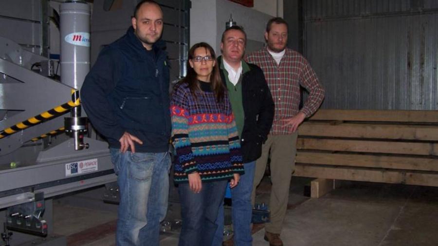De esquerda a dereita, Óscar Santaclara, Michela Nocetti, Manuel Guaita e Michele Brunetti no laboratorio da madeira ubicado na EPS