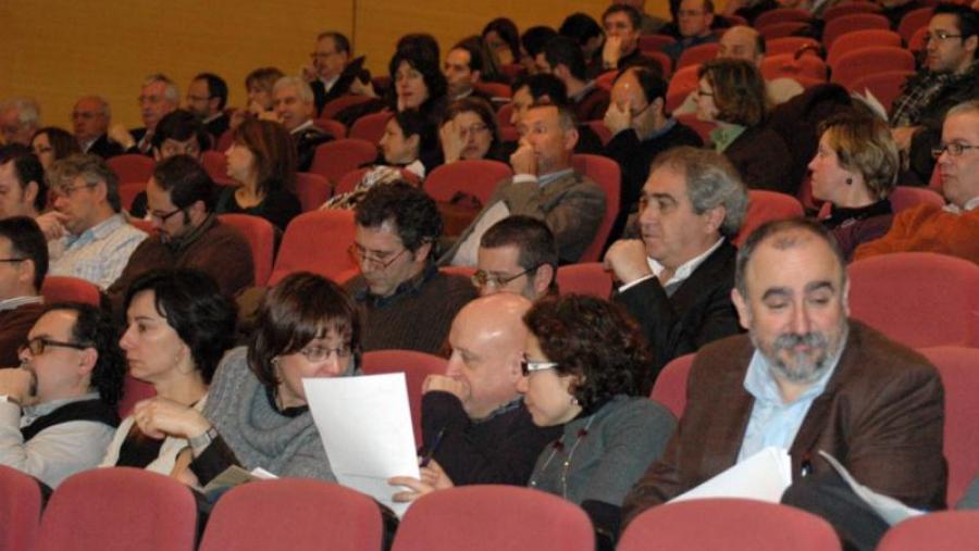 O Claustro aprobou as Liñas Xerais do Orzamento 2011 por 91 votos a favor, 57 en contra e 31 en branco. Fotos Alfonso