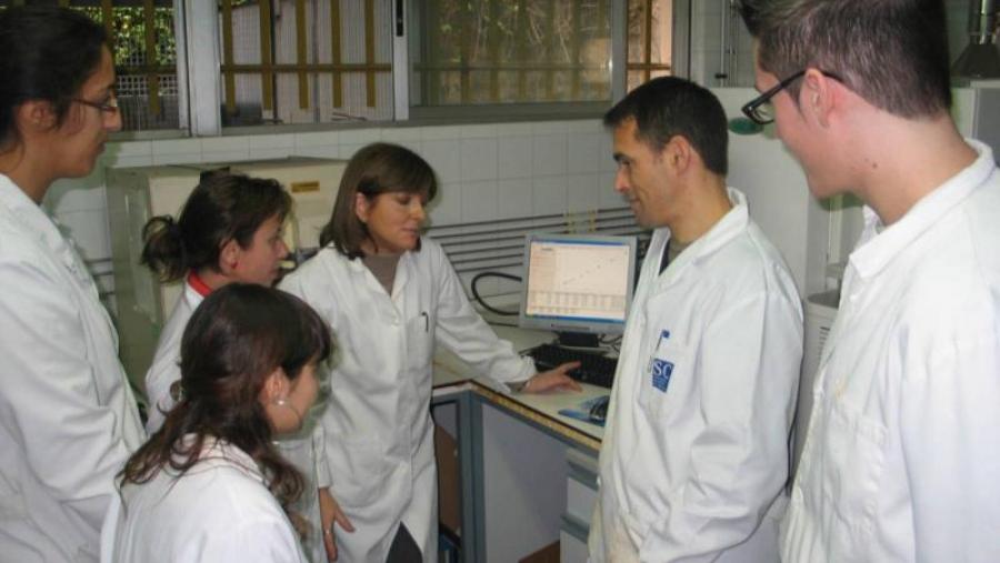 O equipo do Departamento de Edafoloxía da USC, coordinado pola catedrática Rosa Mª Calvo de Anta, traballando no laboratorio