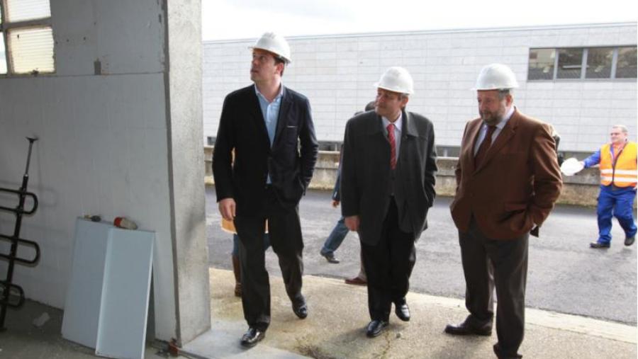 De esquerda a dereita Gómez Besteiro, García Herradón e López Orozco á entrada dun dos barracóns nas inmediacións do IBADER