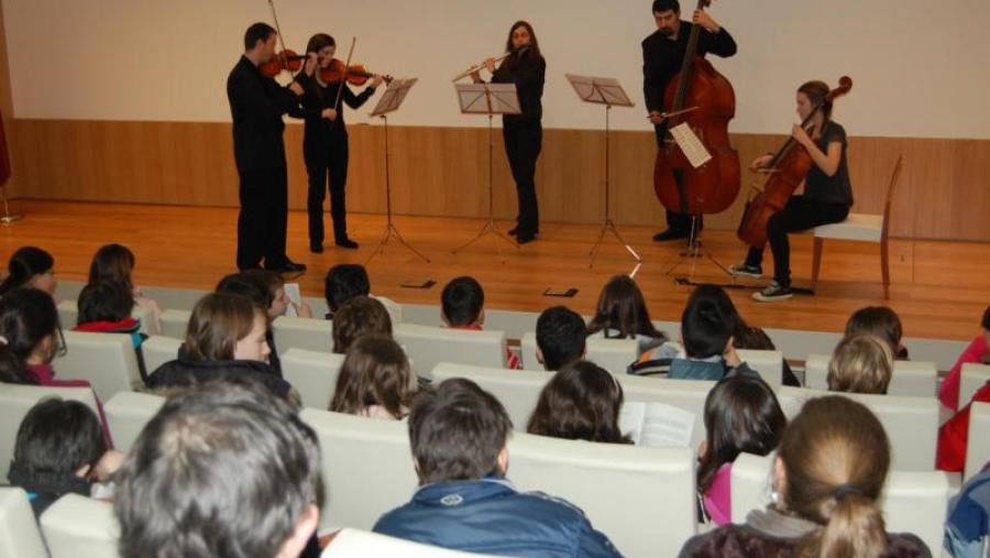 O salón do E=mc2 acolleu unha actuación de música clásica a cargo dos alumnos do CEMU Profesional Fingoi dentro do ciclo 'Músicas na Vidreira'