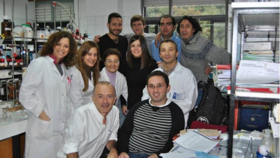 Integrantes do Grupo de I+D de Fármacos que coordina o profesor Uriarte (primero pola esquerda abaixo, no seus laboratorios