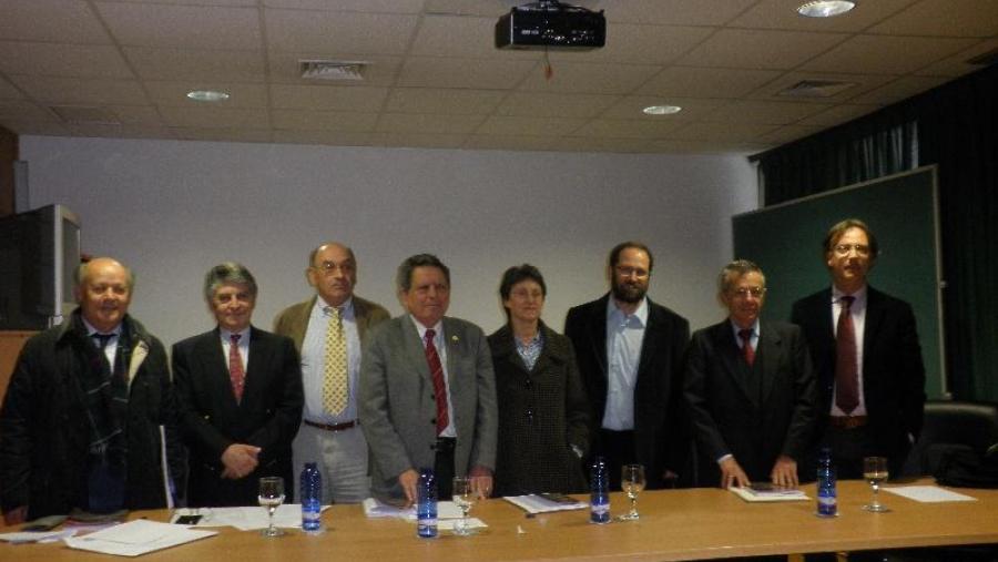 García Berrios xunto ao equipo director da tese e o xurado despois da defensa da tese nos pasados días en Lugo.