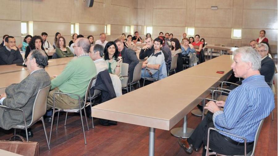 O Nobel, á dereita sentado, reuniuse no CEA con investigadores da USC