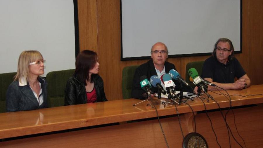 De esquerda a dereita, a decana de veterinaria Ana Mª Bravo Moral; a investigadora Azucena Mora; Jorge Blanco; e o investigador Miguel Blanco