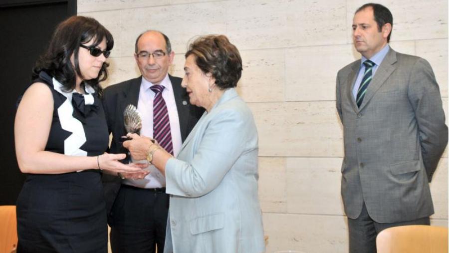 A colaboradora da Oficina de Voluntariado da USC Emma Mayo Pais O Consello Social e a Asociación de Antigos Alumnos e Amigos da USC entregan o VII Premio Humanitas A colaboradora da Oficina de Voluntariado da USC Emma Mayo Pais O Consello Social e a Asociación de Antigos Alumnos e Amigos da USC entregan o VII Premio Humanitas