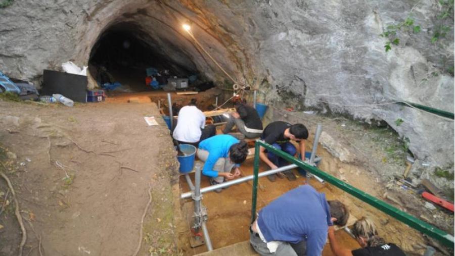 O grupo de Estudos para a Prehistoria do Noroeste da USC encárgase das escavacións en Cova Eirós